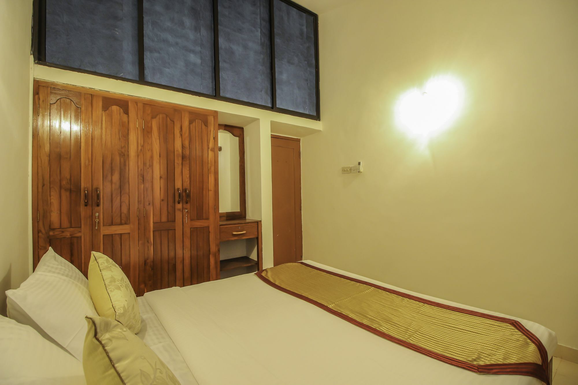 Oyo 10906 Modern 1bhk Apartment